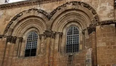 نردبان جنجال برانگیز در یک کلیسا +عکس
