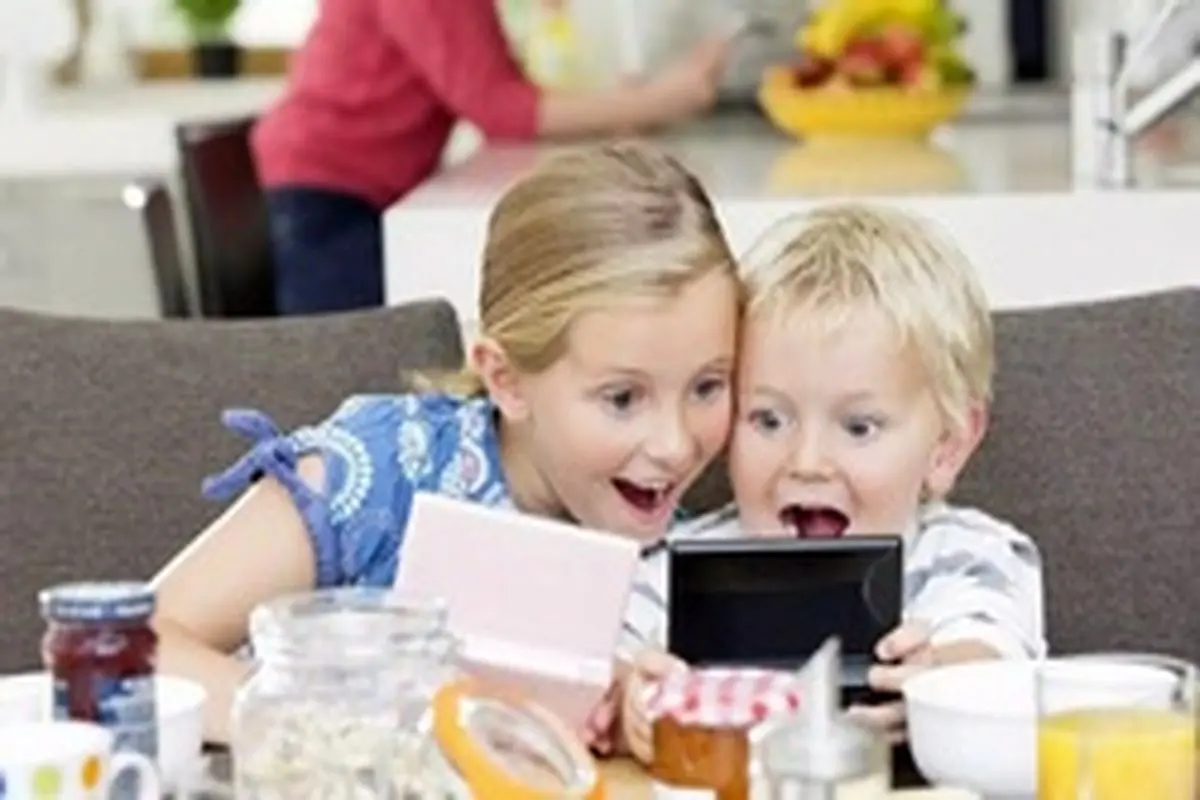 کودکان از چه سنی می‌توانند از موبایل استفاده کنند؟
