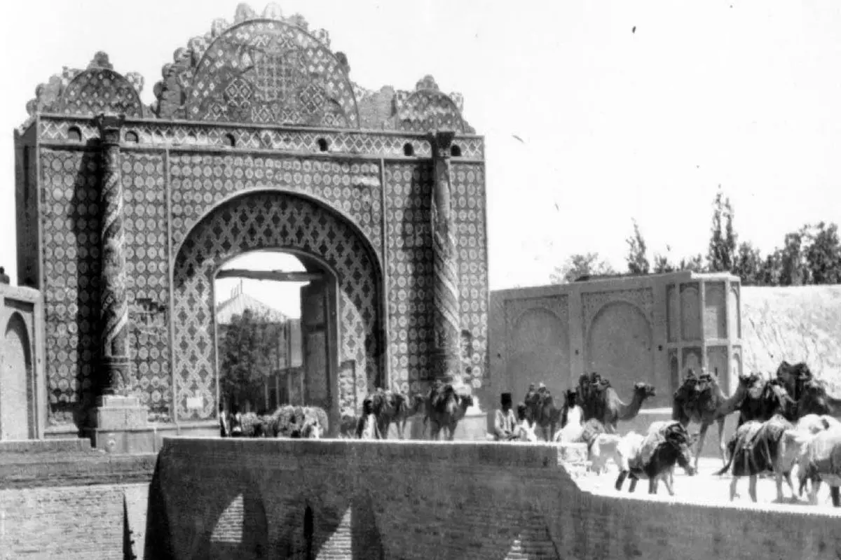 تصویری زیبا و قدیمی از دروازه دولت تهران در سال ۱۲۸۵