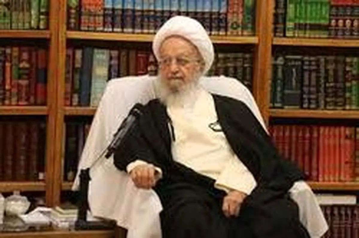 آیت الله مکارم: از کسانی که از مذاکره دم میزنند، تعجب میکنم!