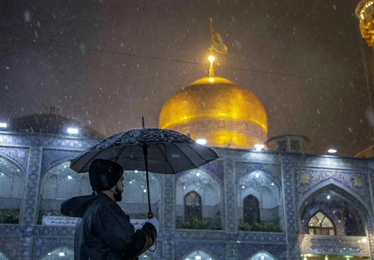 بارش برف حرم منور رضوی را سپیدپوش کرد +عکس