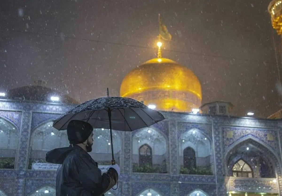 بارش برف حرم منور رضوی را سپیدپوش کرد +عکس