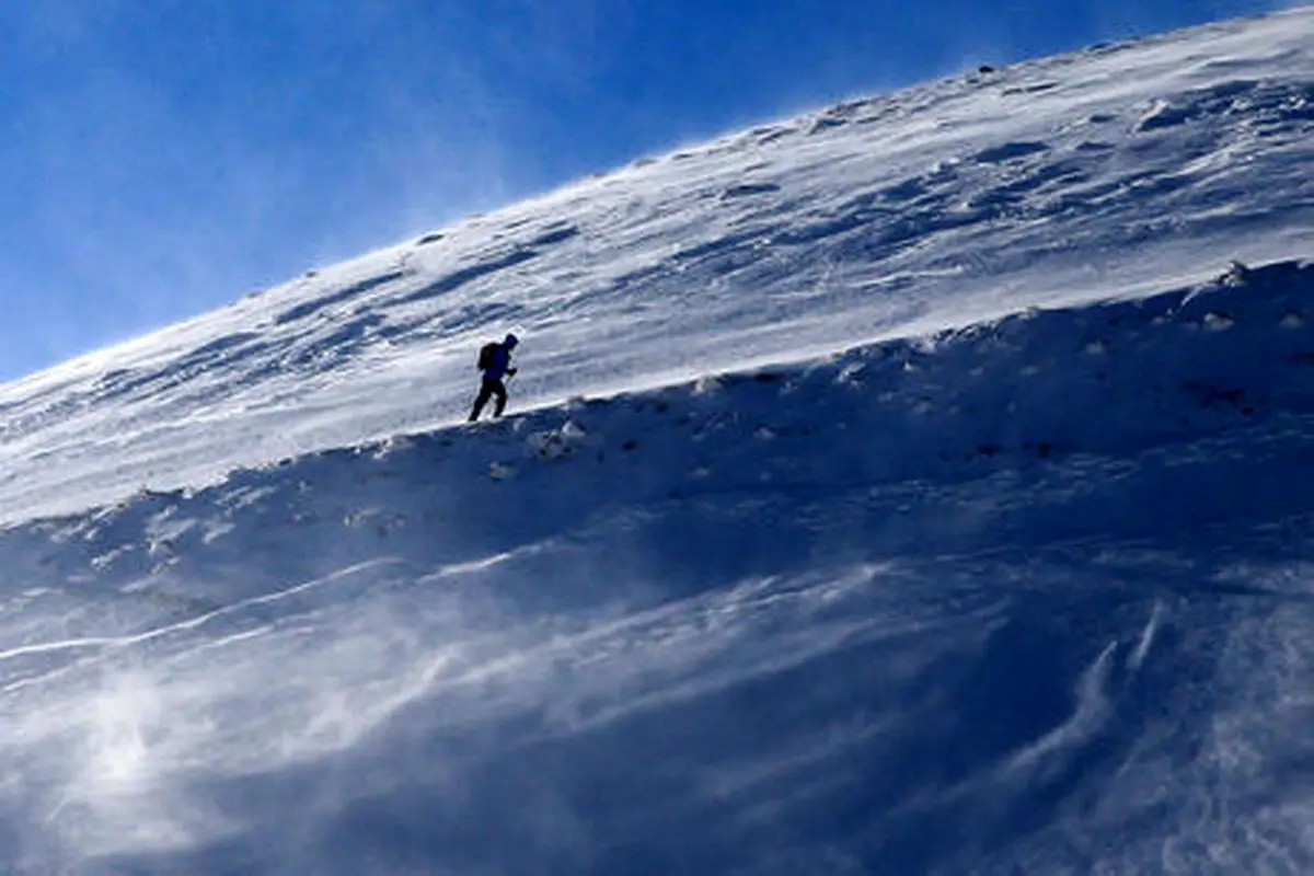 لحظه ریزش بهمن در پیست اسکی در ‎سوئیس