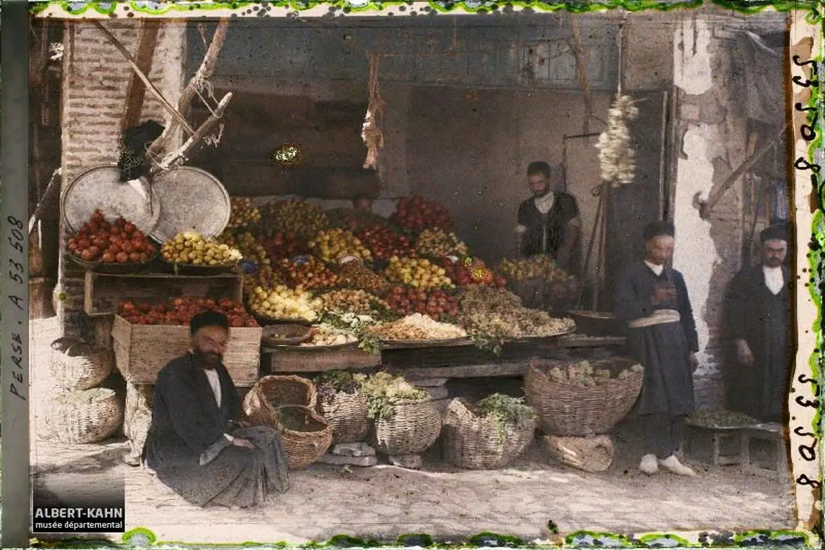 تصویر قدیمی از دکان میوه فروشی در همدان؛ سال ۱۳۰۶