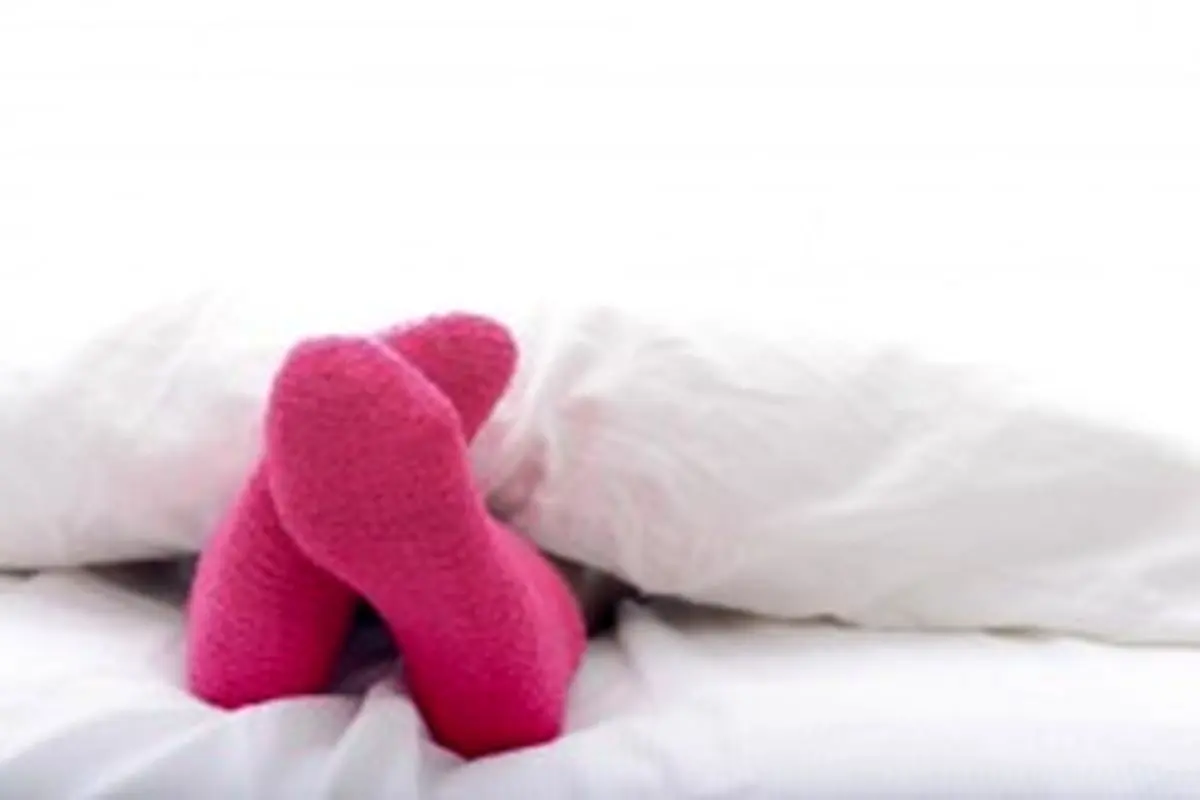 فوائد و خطرات خوابیدن با جوراب