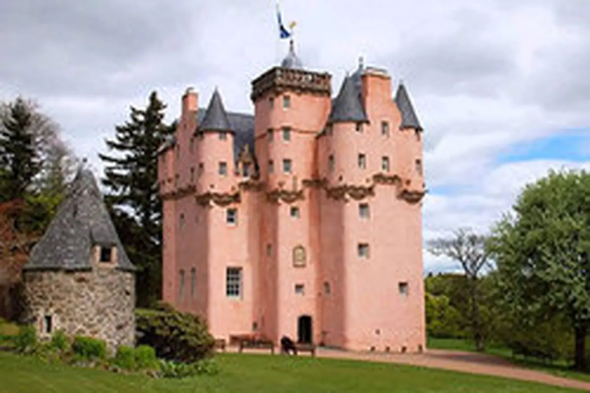 ﻿قلعه کرایژیوار، قلعه‌ای صورتی در اسکاتلند+عکس