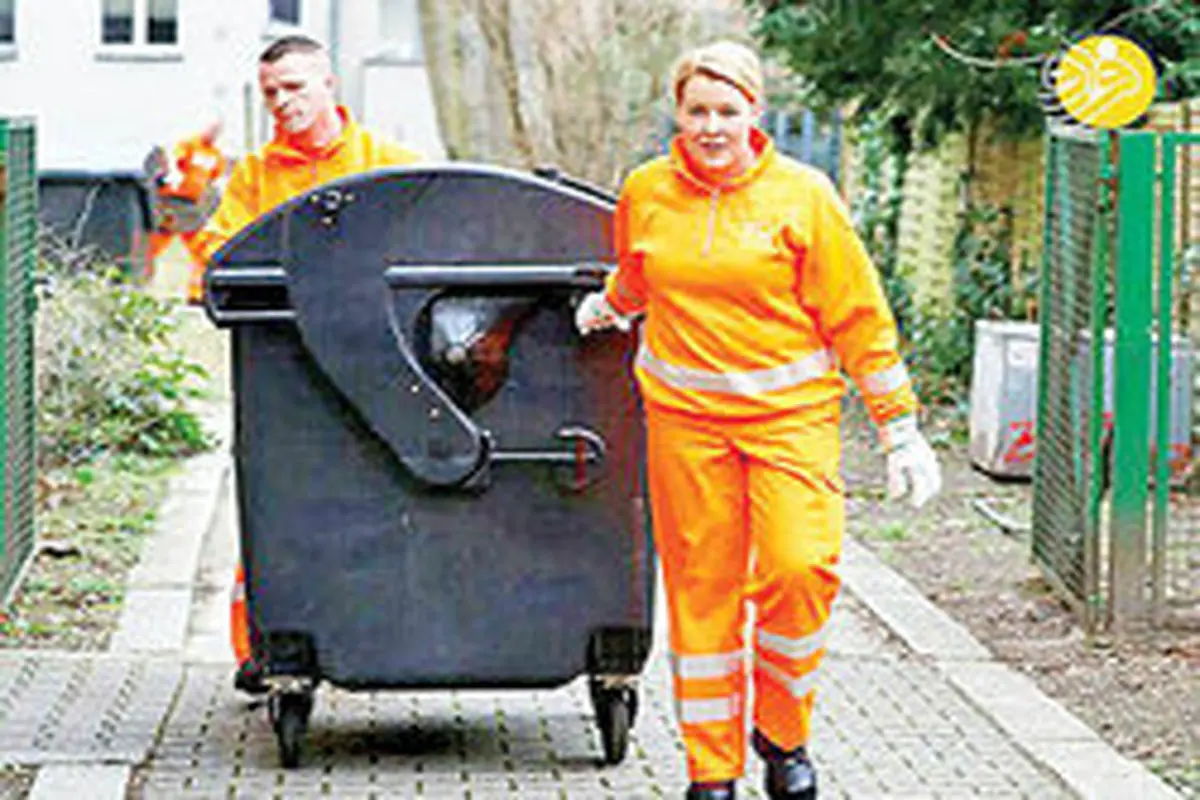 وزیر زن آلمانی در لباس رفتگری! +عکس