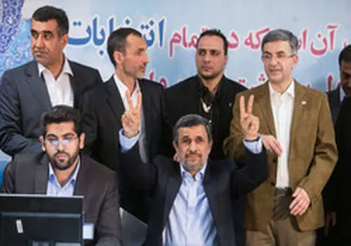 مشایی به سوگ خواهر نشست