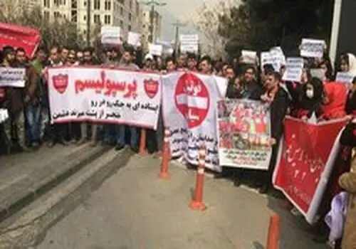 تجمع اعتراضی کارکنان بیمارستان امام خمینی اهواز در اعتراض به عدم توجه به مطالباتشان
