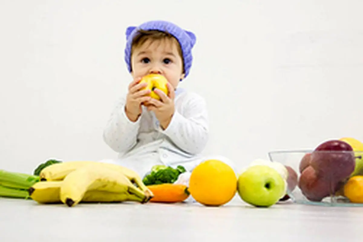 از چه زمانی به بچهها میوه بدهیم؟