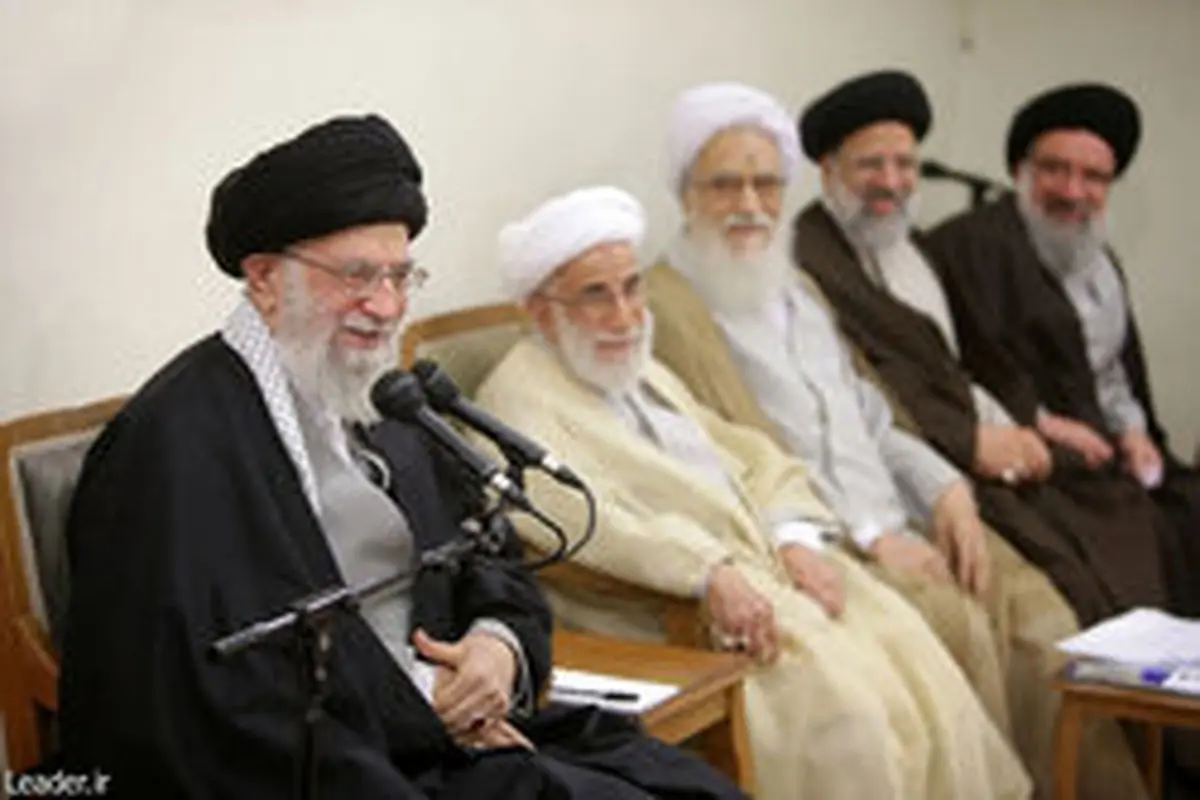 عکس| لبخند رهبر انقلاب و اعضای هیأت رئیسه مجلس خبرگان