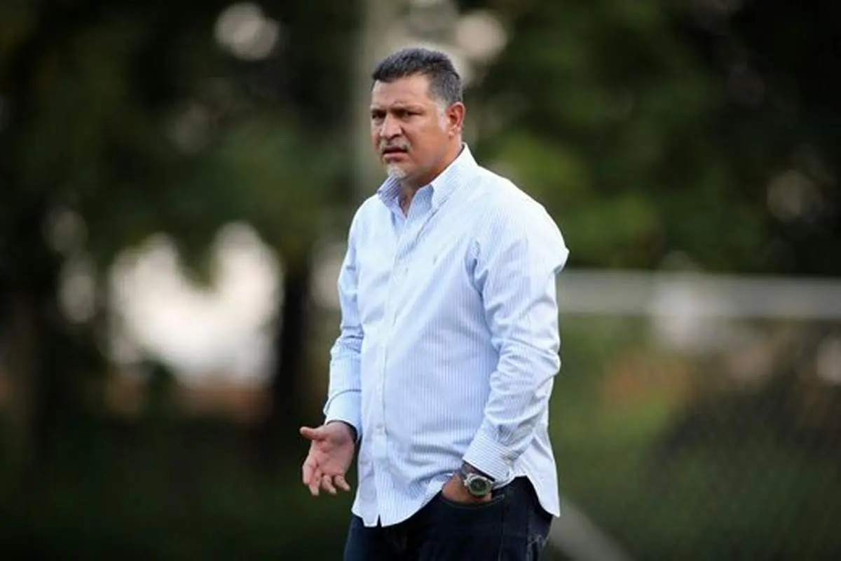 تصویری از لحظه اخراج علی دایی در مسجدسلیمان