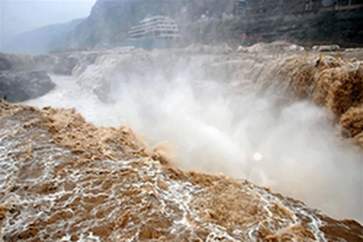 طغیان وحشتناک آب در رودخانه ای در چین