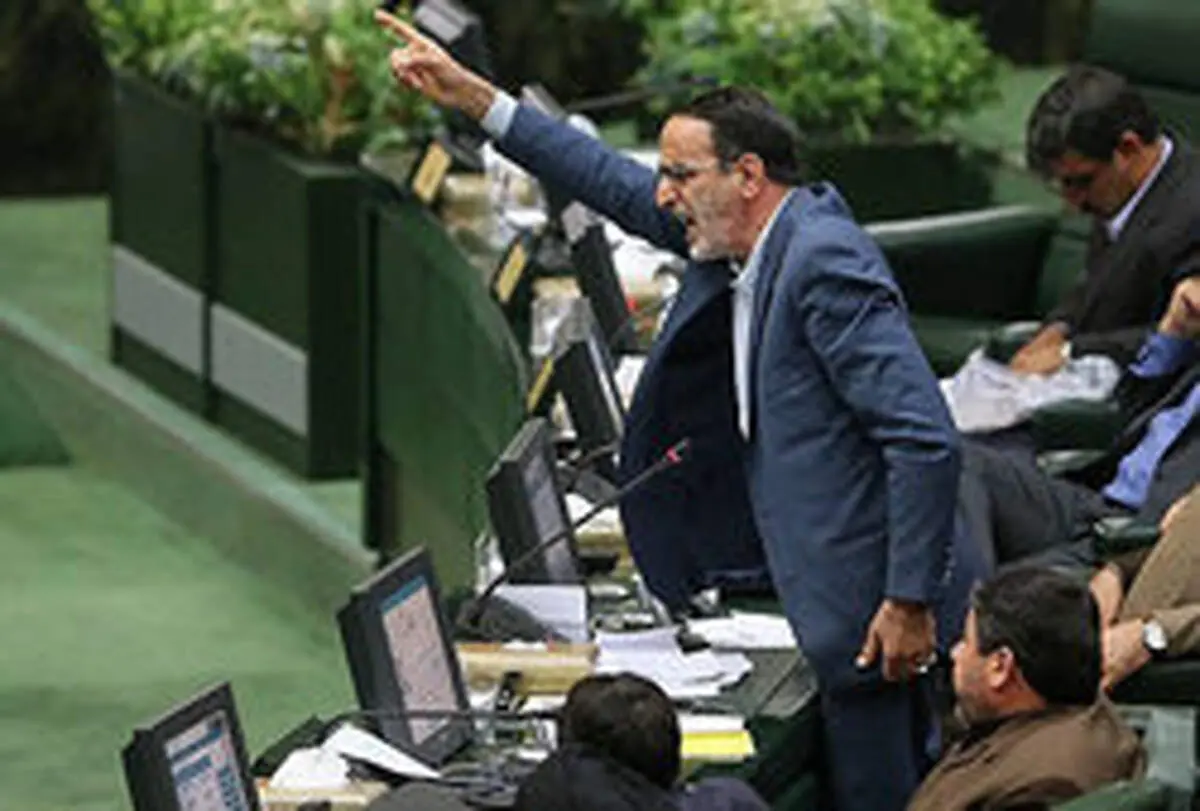 چه کسانی مخالفان دیدگاه خود را خائن می خوانند؟