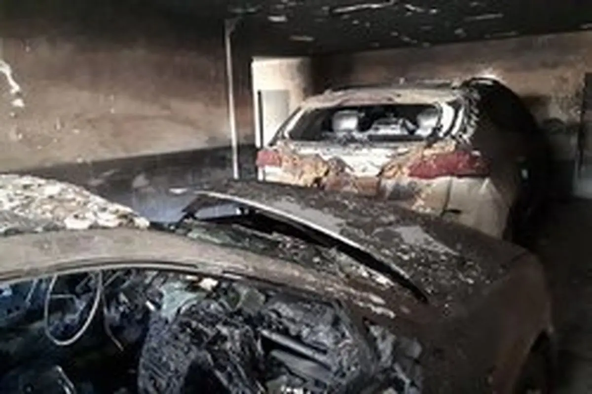 خودروی سمند در پارکینگ آپارتمان مسکونی در آتش سوخت