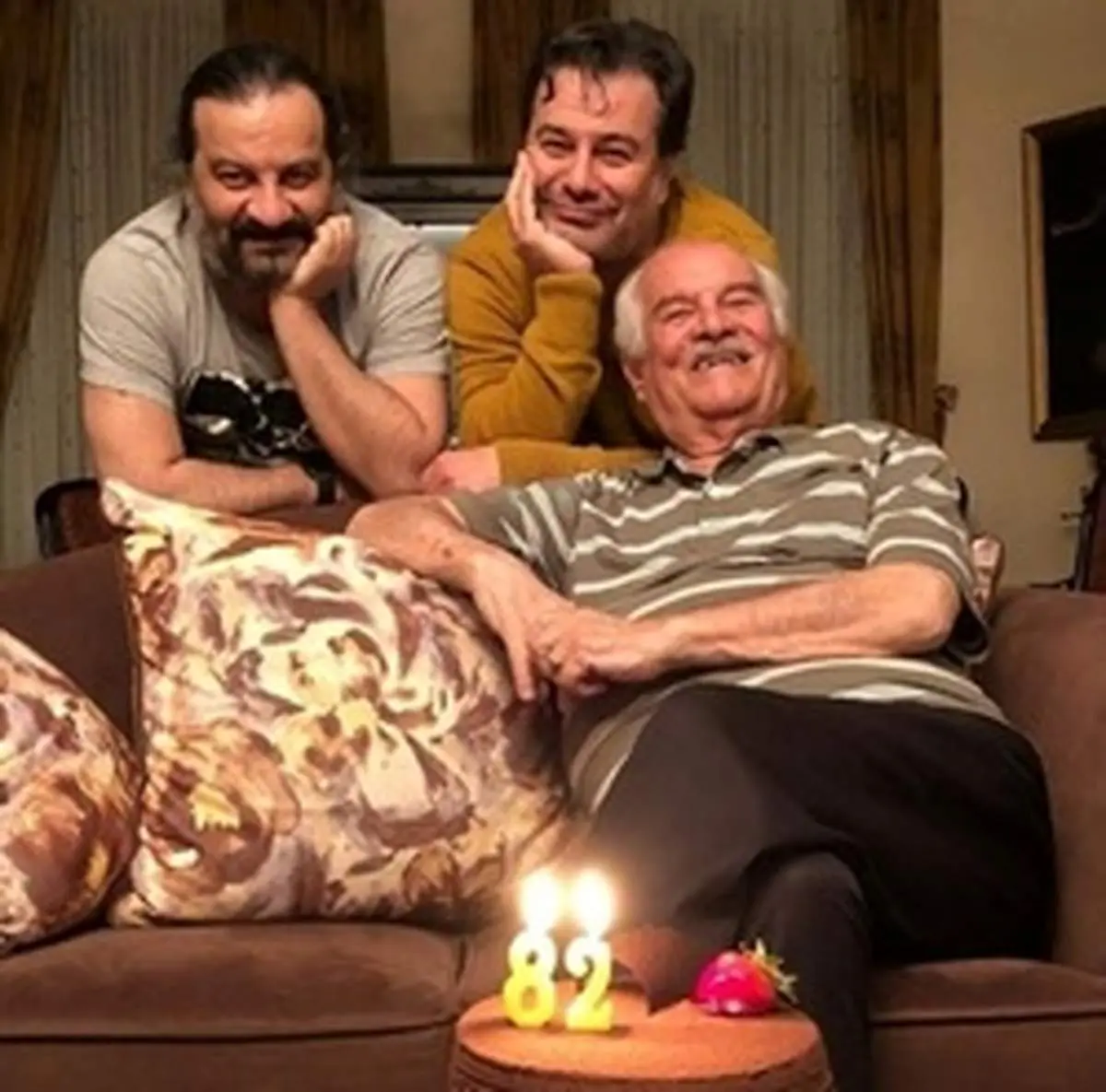 مهراب و پیمان قاسم‌خانی در کنار پدر