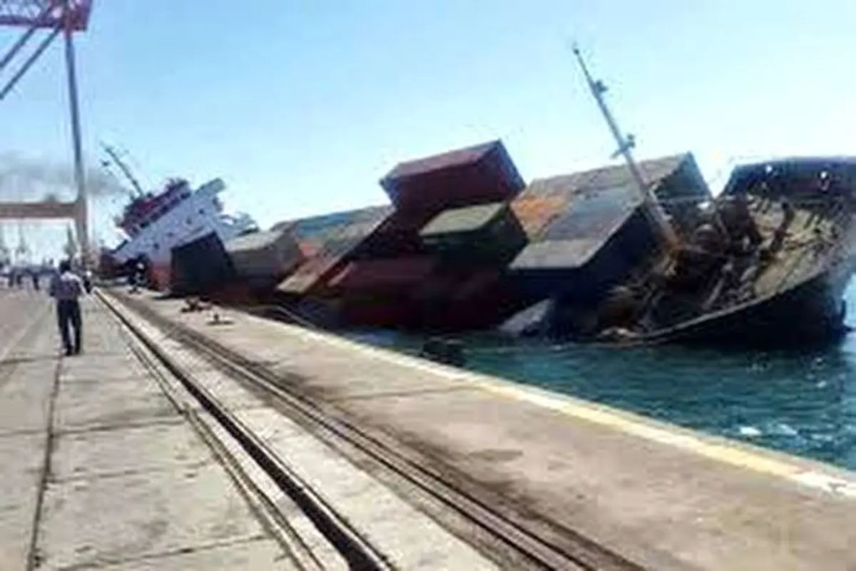 فیلم غرق شدن کشتی باری در ساحل بندرعباس