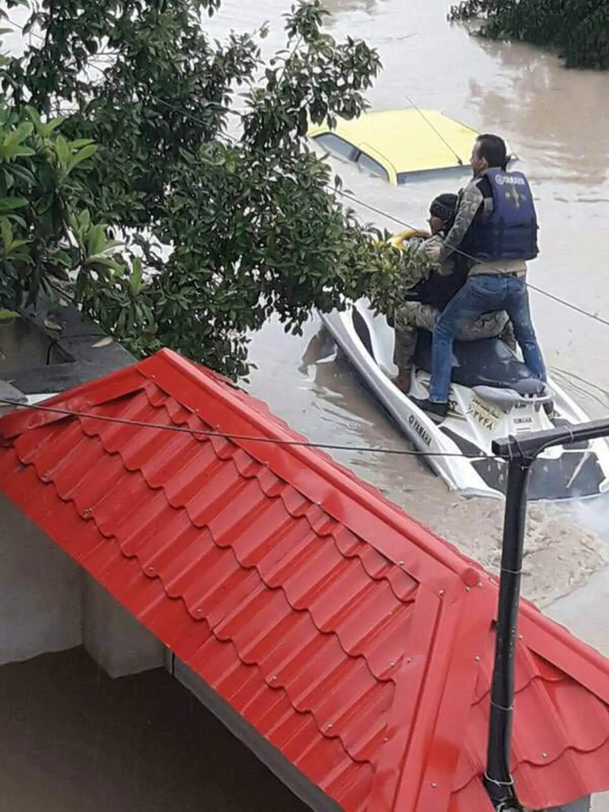 جت‌اسکی‌سواری در خیابان‌های قائم‌شهر! + عکس