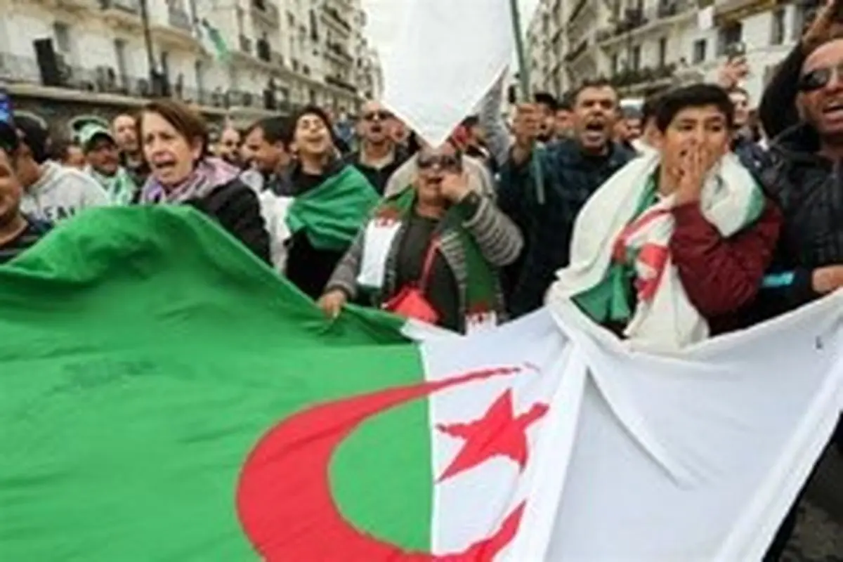 تظاهرات الجزایری‌ها برای کناره‌گیری فوری بوتفلیقه