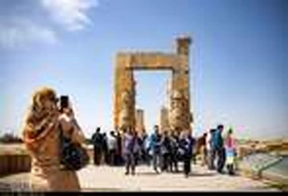 بازدید مسافران نوروزی از تخت جمشید