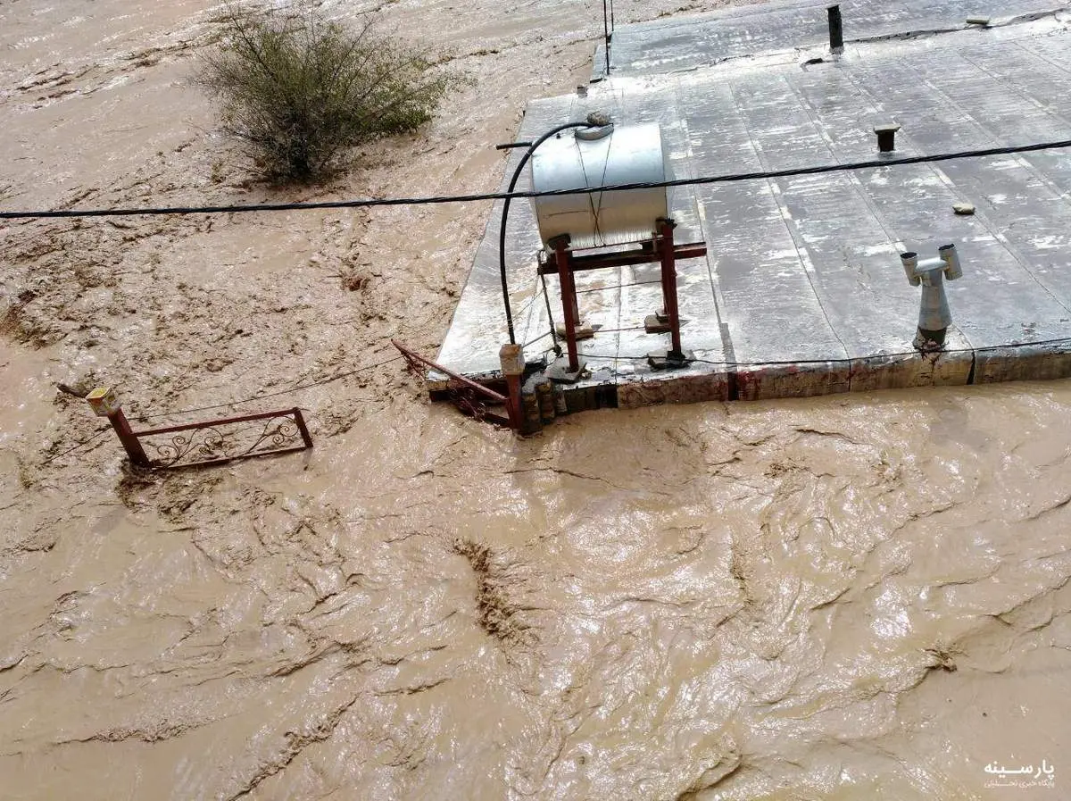 سیل لرستان به پشت بام خانه‌ها رسید + عکس