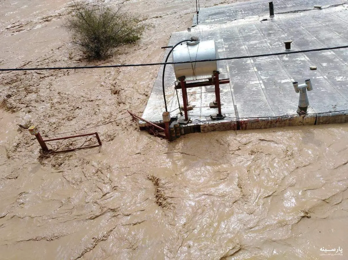 سیل لرستان به پشت بام خانه‌ها رسید + عکس