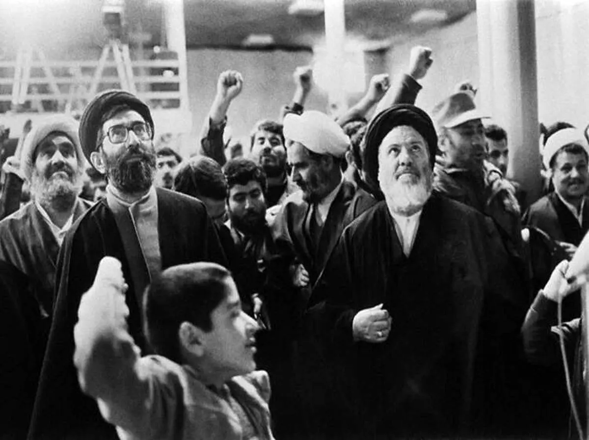 عکس: آیت الله خامنه ای به هنگام استماع سخنان امام خمینی در حسینیه جماران