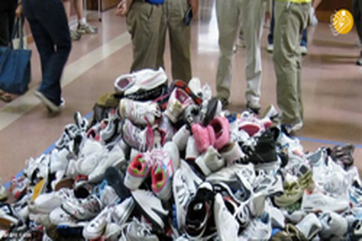 ز‌ن آمریکایی ۲۰۴ جفت کفش به سیل‌زدگان کشورش هدیه داد + عکس