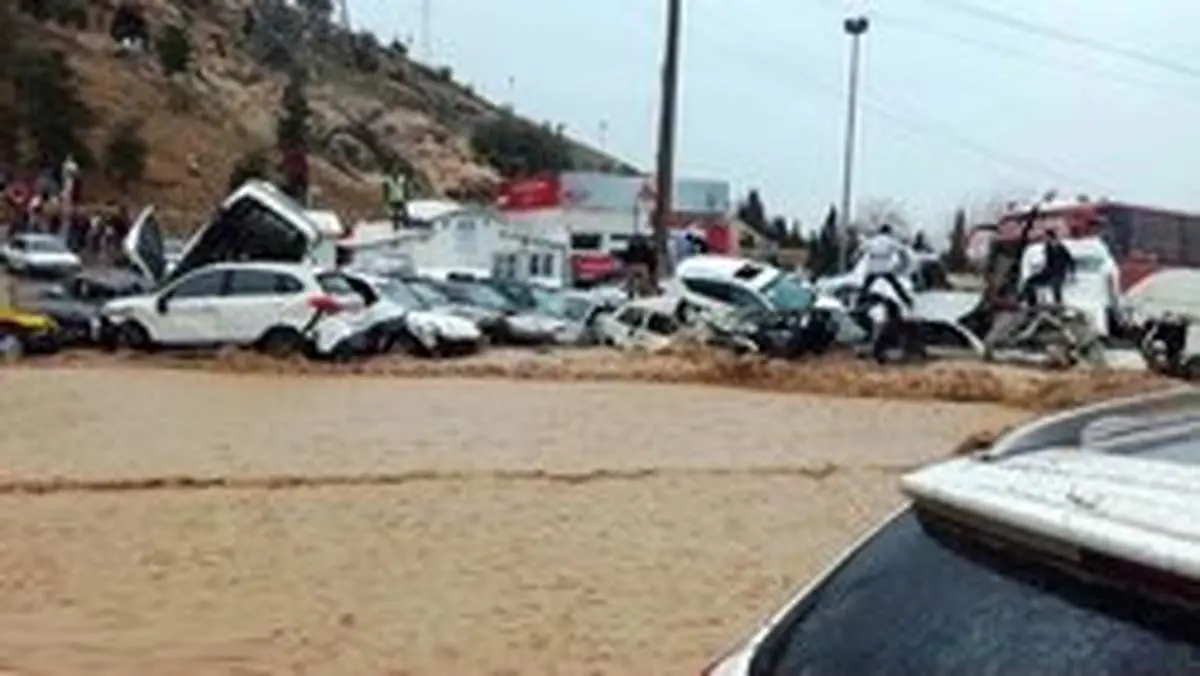انتقال مصدومان سیل شیراز به مراکز درمانی