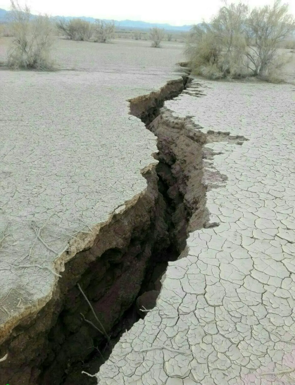 شکاف عمیق در اردستان پس از بارندگی + عکس
