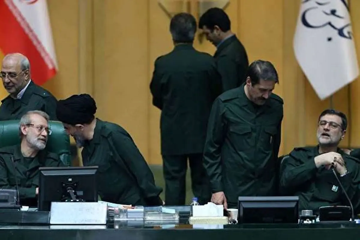 حضور نمایندگان مجلس با لباس سپاه در صحن علنی