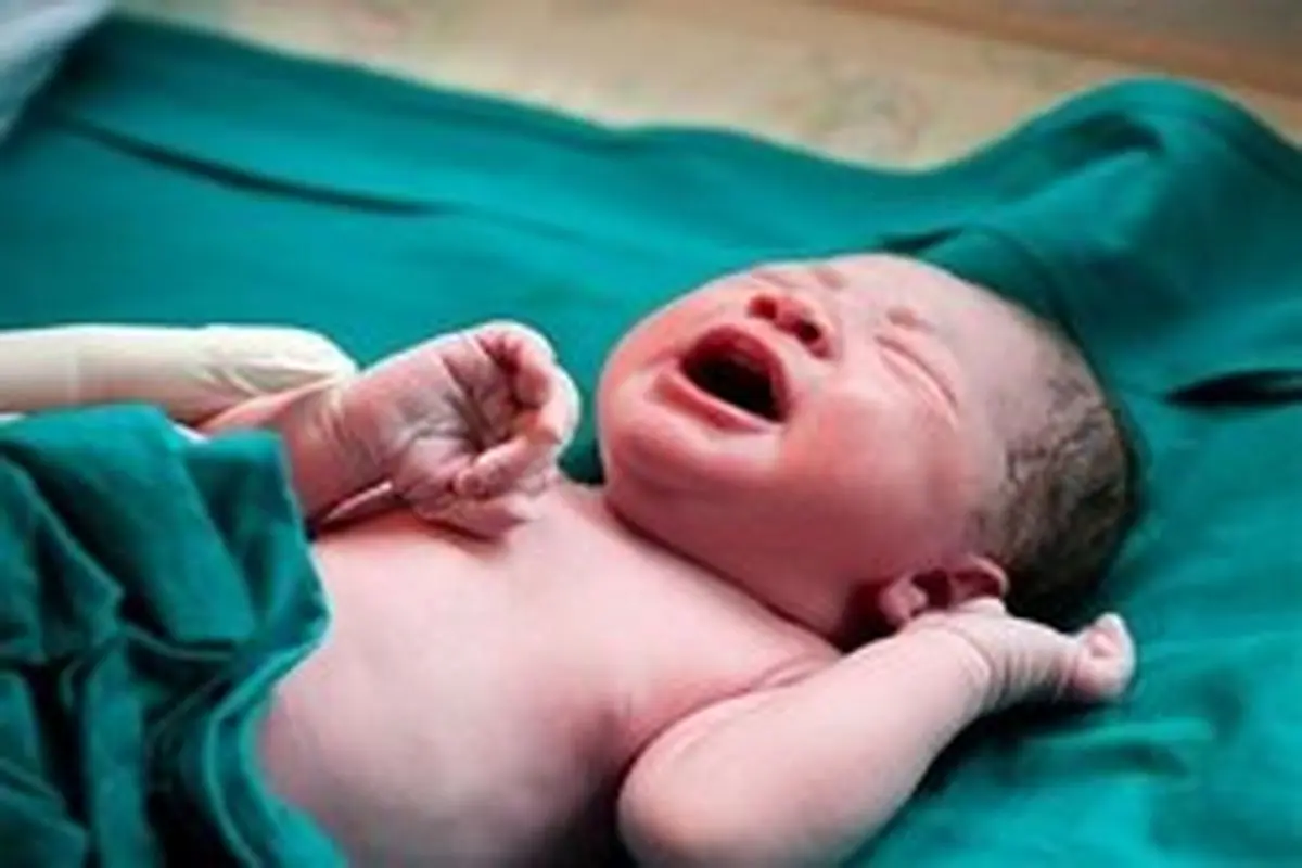 اولین نوزاد سیل زدگان در کمپ اسکان اضطراری اهواز متولد شد