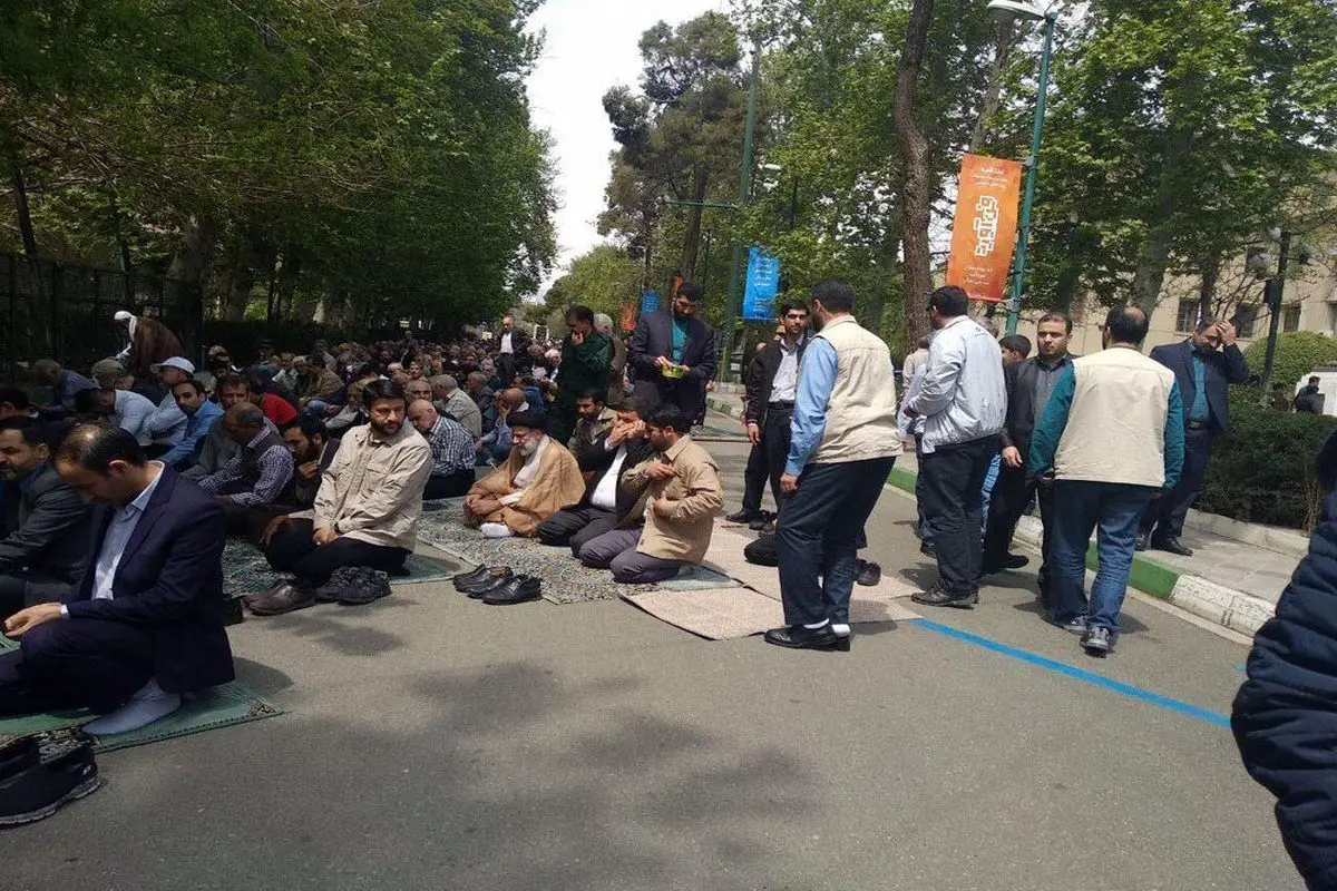عکس| حضور متفاوت رئیسی در نماز جمعه تهران