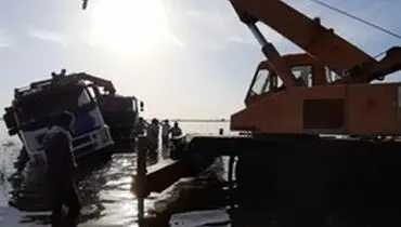 کامیون حامل سیل‌بند‌ها واژگون شد