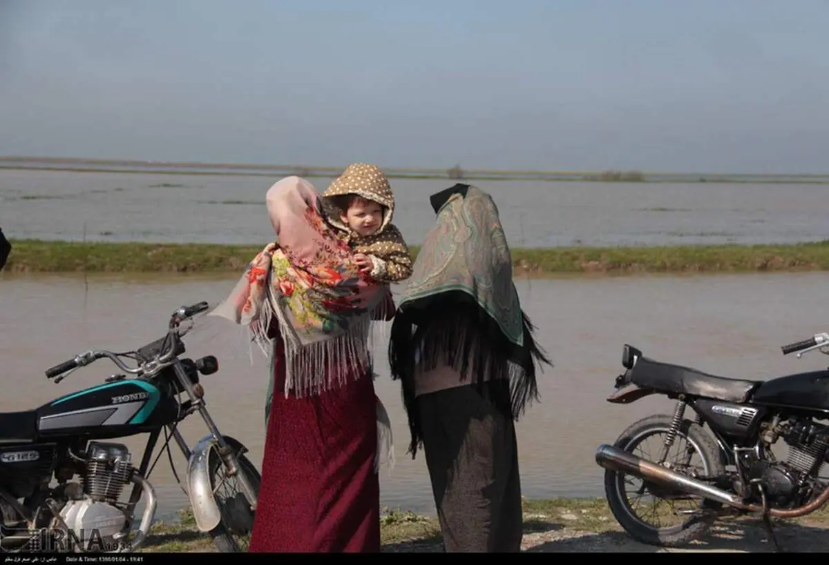 ۹ نکته مهم که زنان سیل‌زده باید آن را بدانند