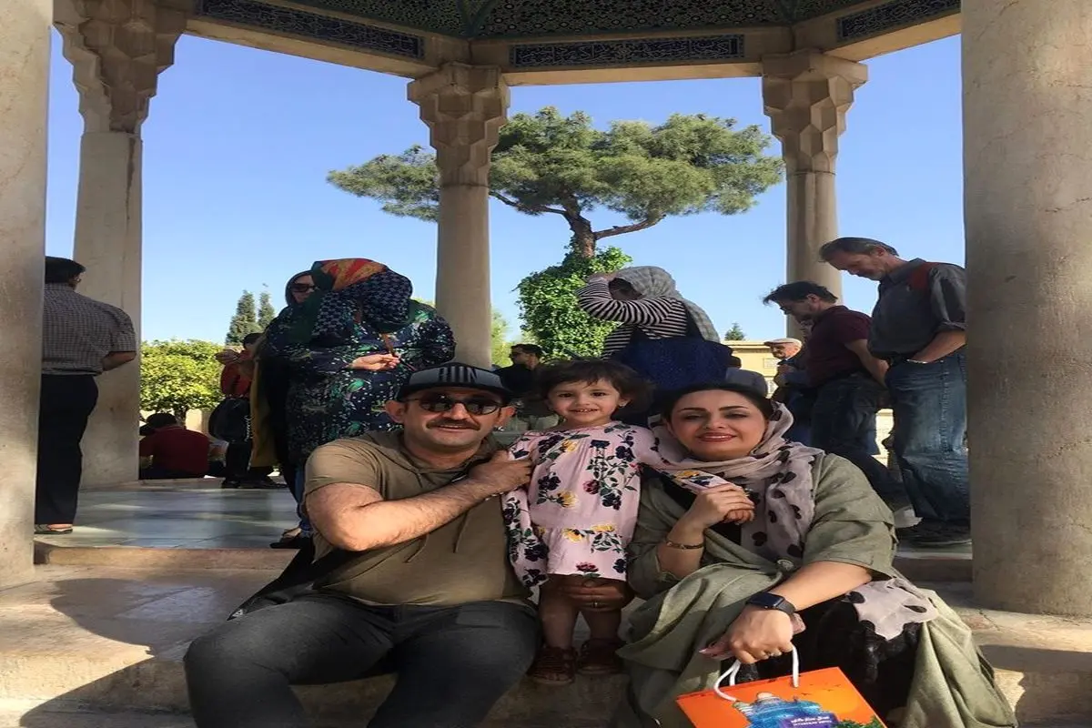 هدایت هاشمی در کنار همسر و فرزندش در حافظیه
