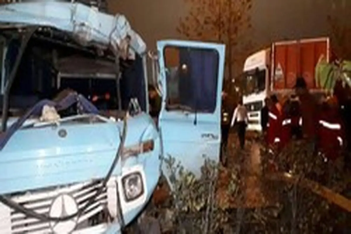 ۱۲ مجروح در برخورد مینیبوس با تریلی در مشهد