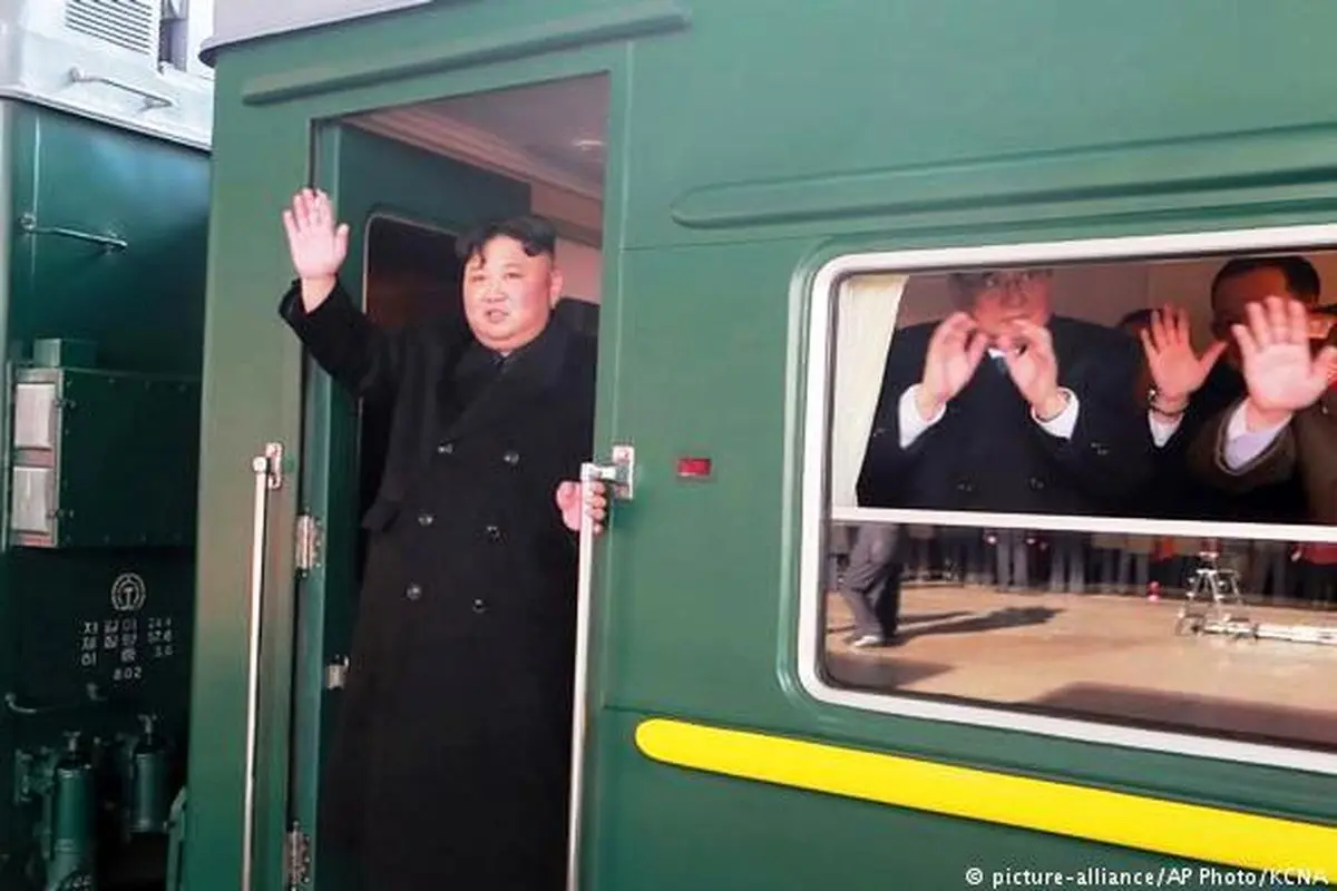 ویدیو| رفتار عجیب تیم همراه رهبر کره شمالی در مسکو