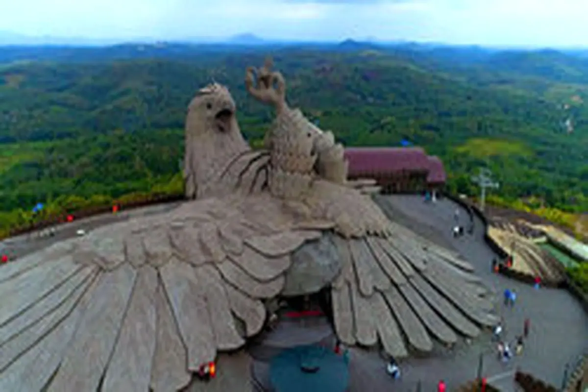 بزرگ‌ترین مجسمه جهان به شکل پرنده در هند + عکس