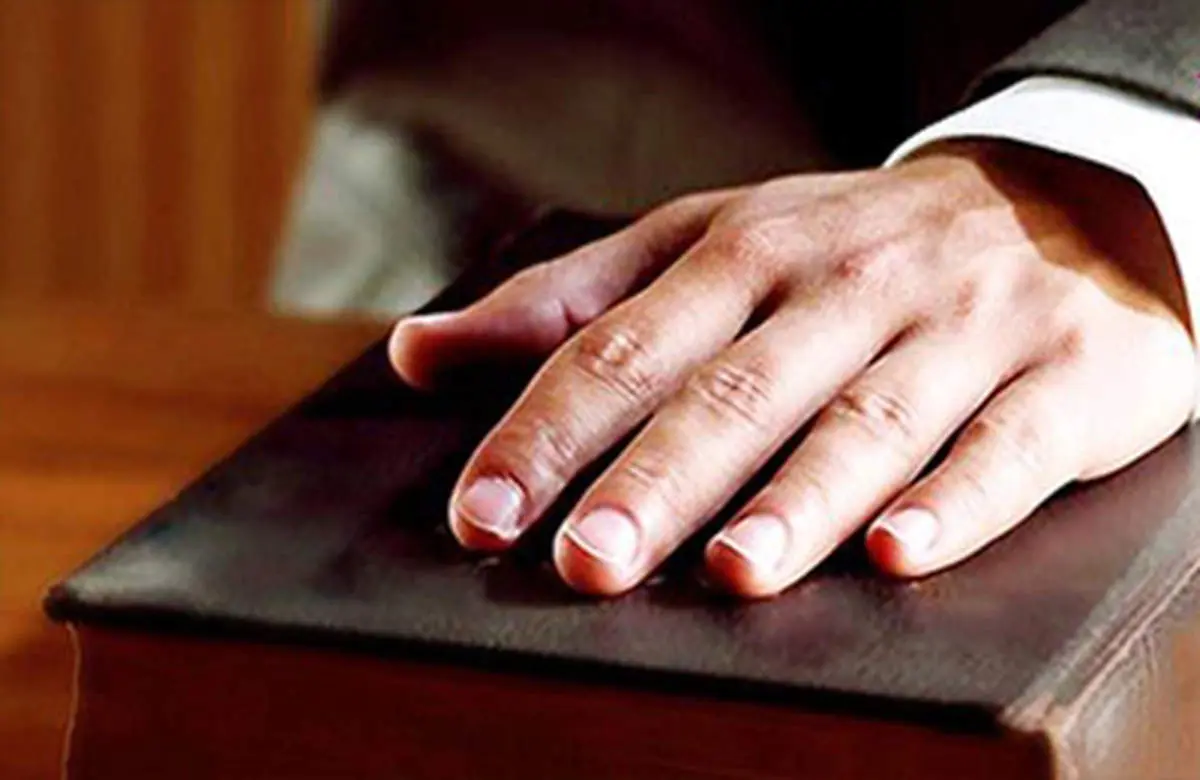 اگر پدر فرزند خود را و شوهر همسرش را از قسم خوردن نهى نماید، قسم آنان صحیح است؟