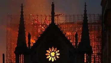 آتش‌سوزی «کلیسای نوتردام»؛ گنبد فروریخت، ساختمان نجات یافت
