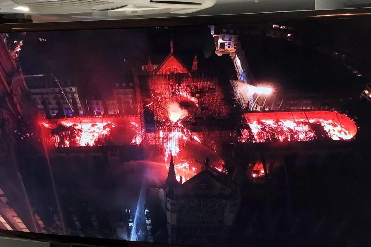 صحنه ترسناک از آتش سوزی کلیسای نوتردام + عکس
