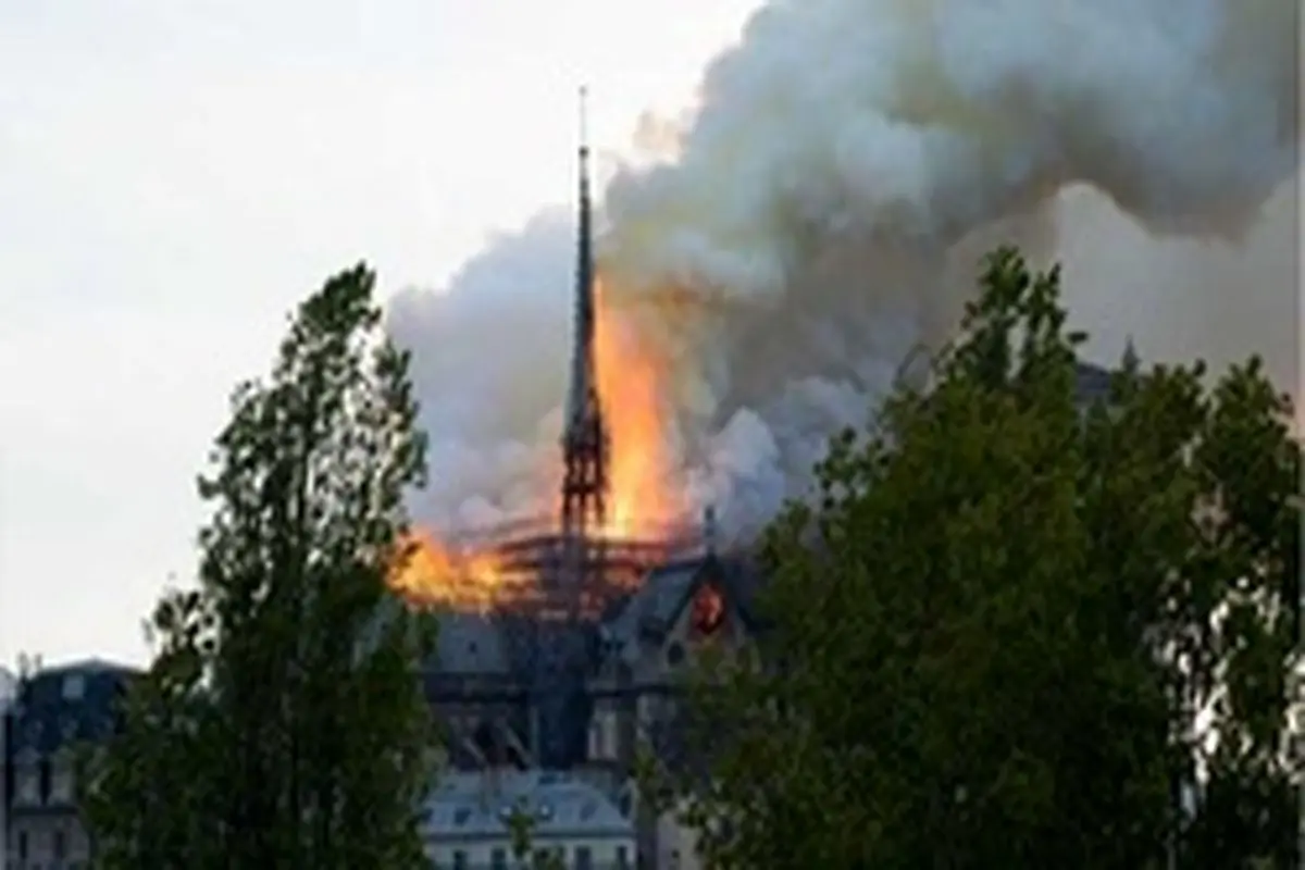 ناراحتی ملکه الیزابت از آتش‌سوزی در کلیسای نوتردام