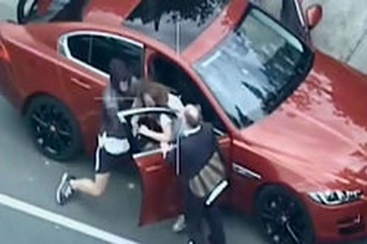 لحظه حمله سارق مسلح به زن جوان در داخل خودرو! +فیلم