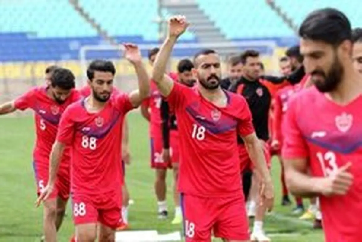 اتوبوس پرسپولیس با تاخیر وارد ورزشگاه شد/ شائبه تغییر زمان بازی