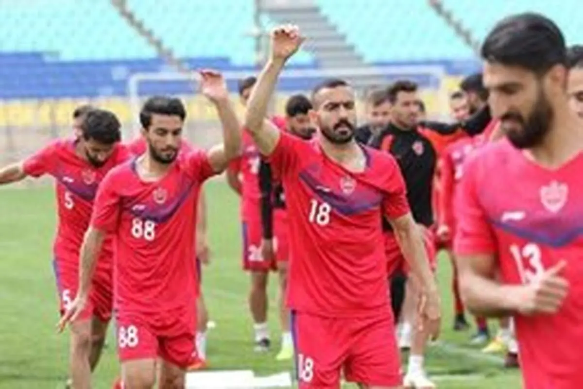 اتوبوس پرسپولیس با تاخیر وارد ورزشگاه شد/ شائبه تغییر زمان بازی