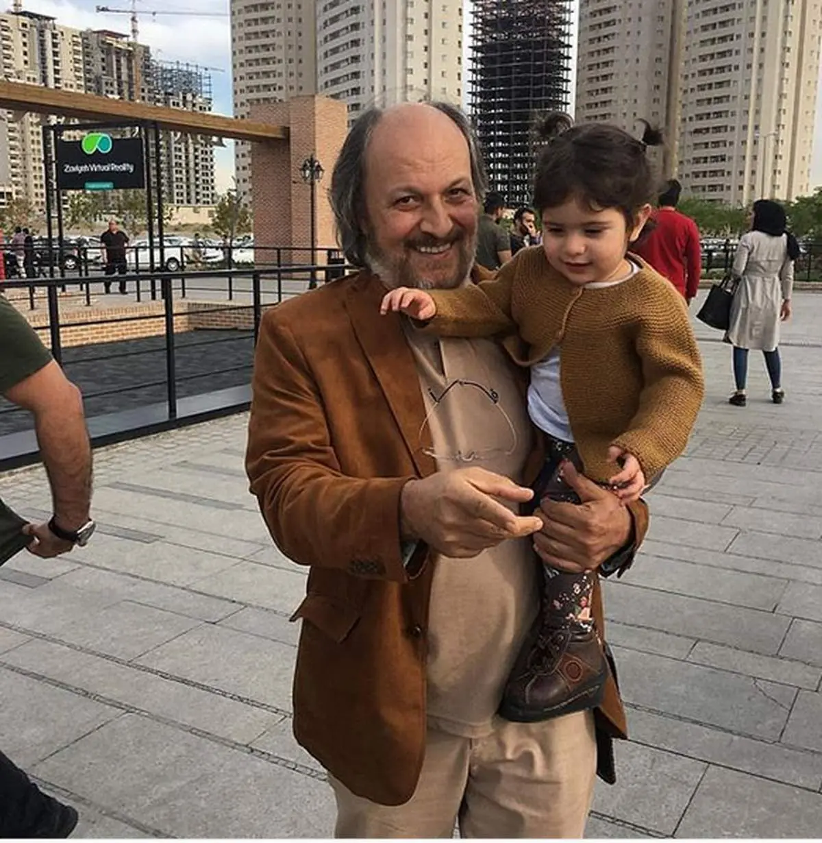 امین تارخ و نوه اش