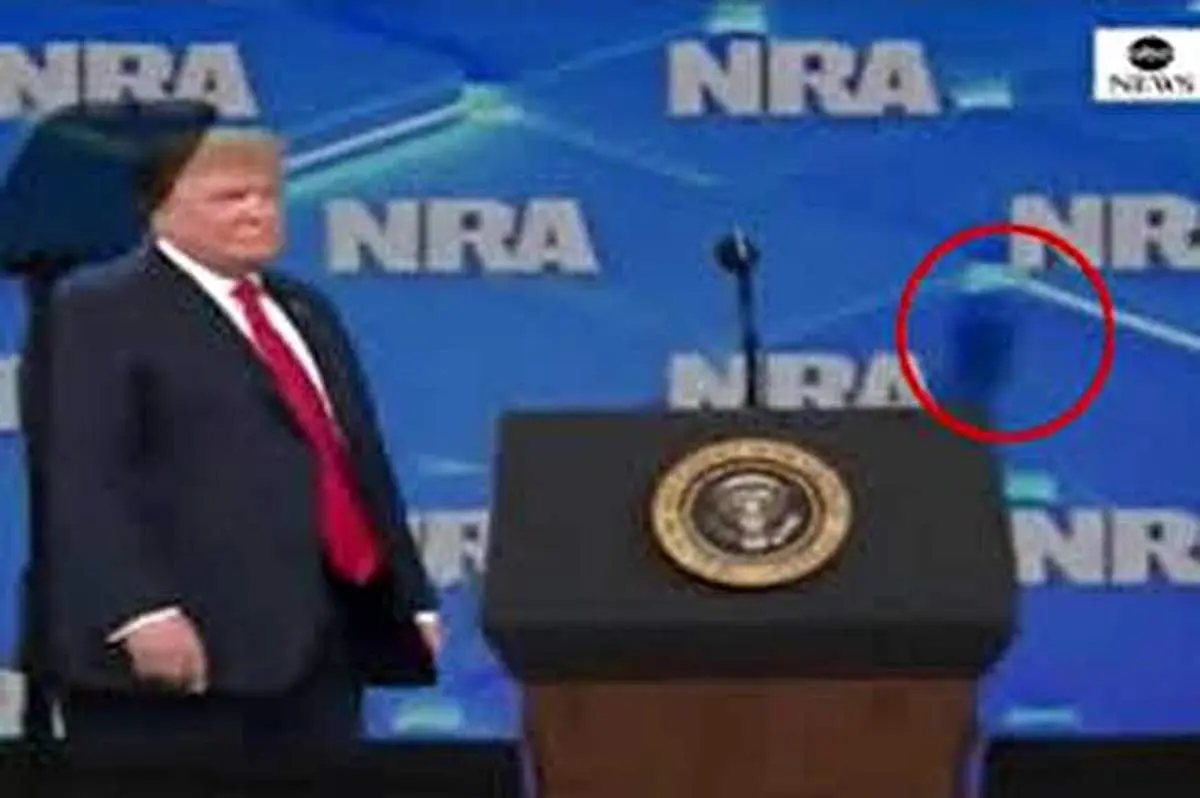 پرتاب گوشی موبایل به سمت ترامپ حین یک کنفرانس