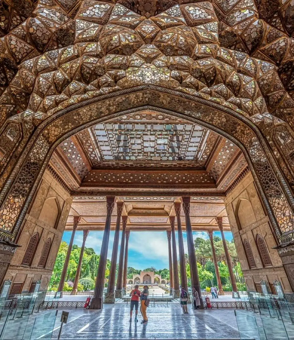 اولین تصاوبر منتشر شده از آسیب به مجموعه جهانی کاخ چهل‌ستون اصفهان + فیلم
