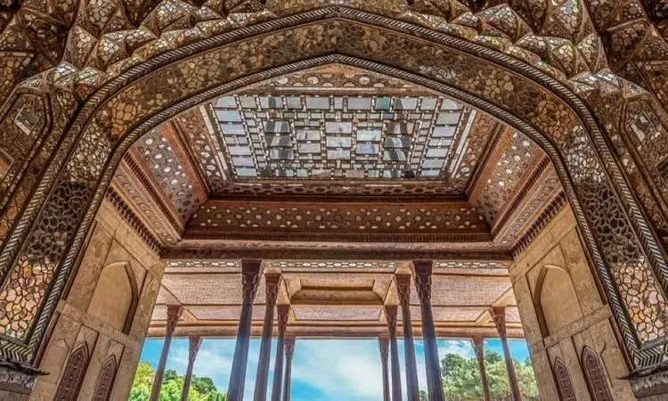 اولین تصاوبر منتشر شده از آسیب به مجموعه جهانی کاخ چهل‌ستون اصفهان + فیلم
